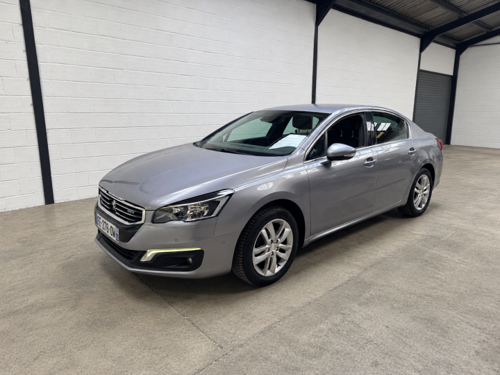 Berline Peugeot dans un garage industriel épuré
