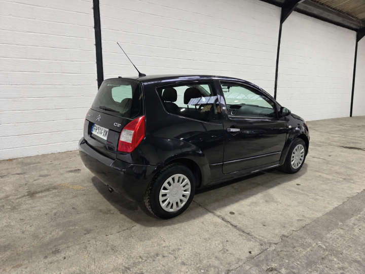 Citroën C2 dans un garage épuré