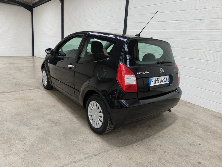 Citroën C2 noir dans un garage épuré