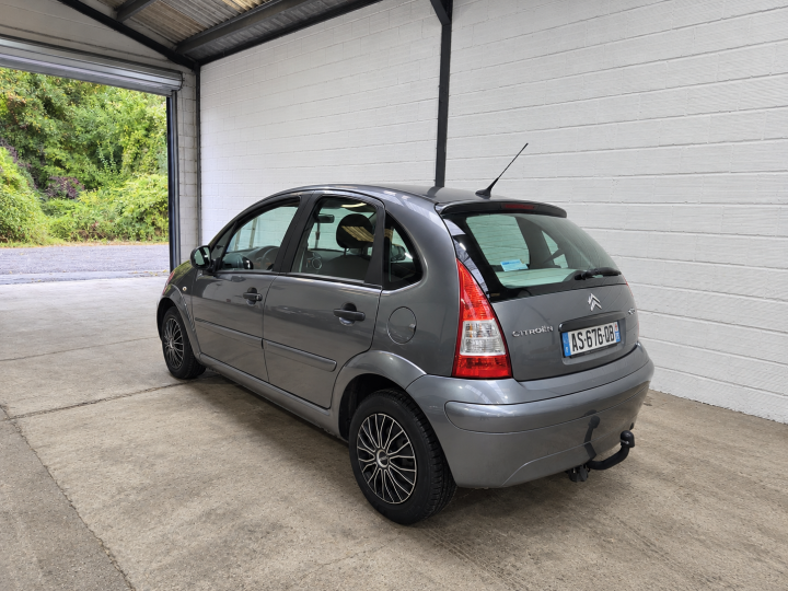 Citroën C3 dans un garage industriel