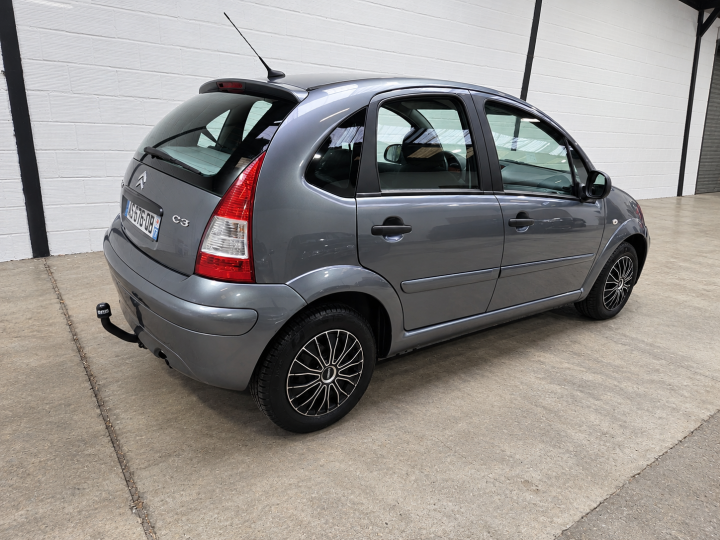 Citroën C3 dans un garage industriel 2