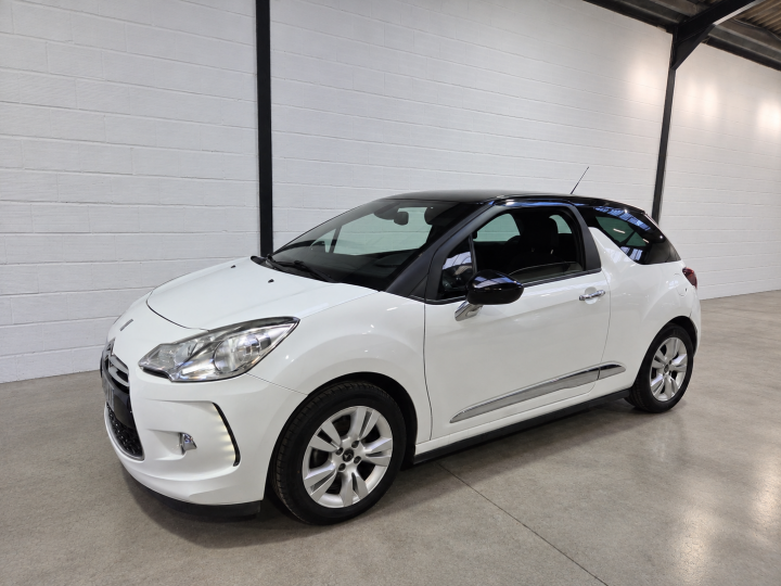 Citroën DS3 dans un garage épuré