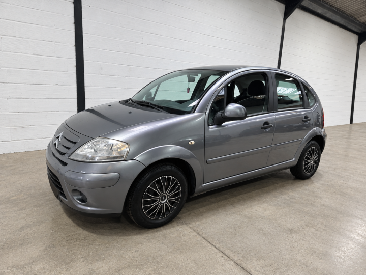 Citroën gris dans un garage industriel