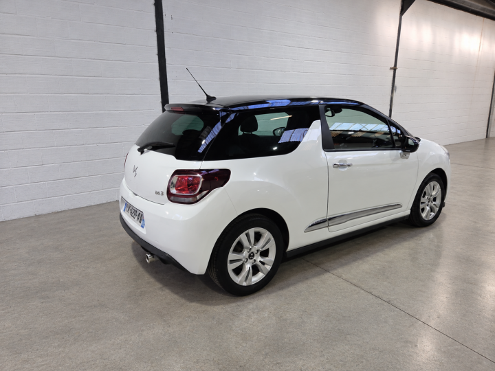 DS 3 blanc dans un garage épuré
