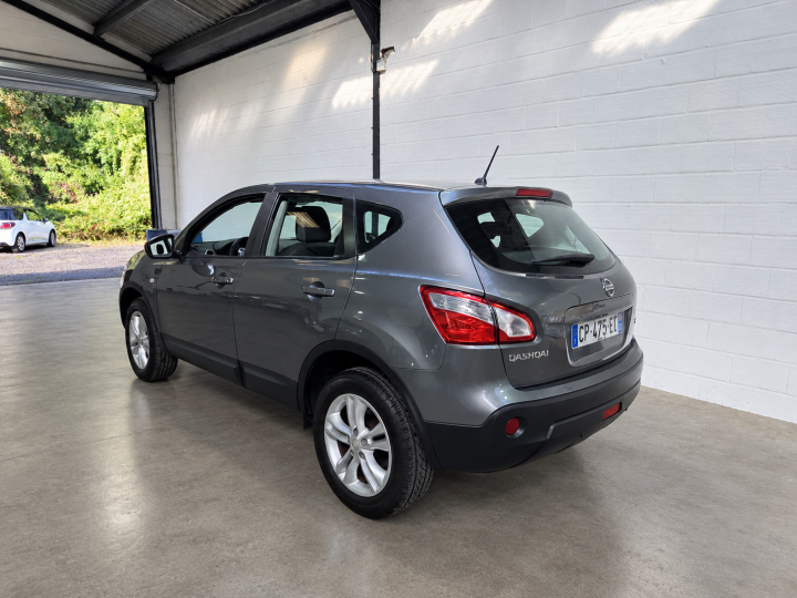 Nissan Qashqai dans un garage épuré