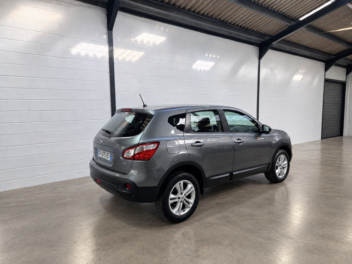 Nissan Qashqai dans un garage industriel