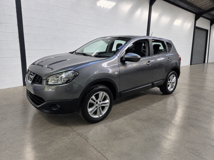 Nissan Qashqai dans un showroom industriel