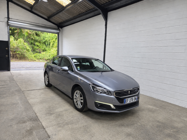 Peugeot 508 dans un garage épuré 121