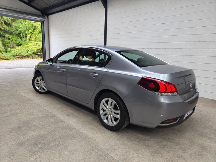Peugeot 508 dans un garage épuré