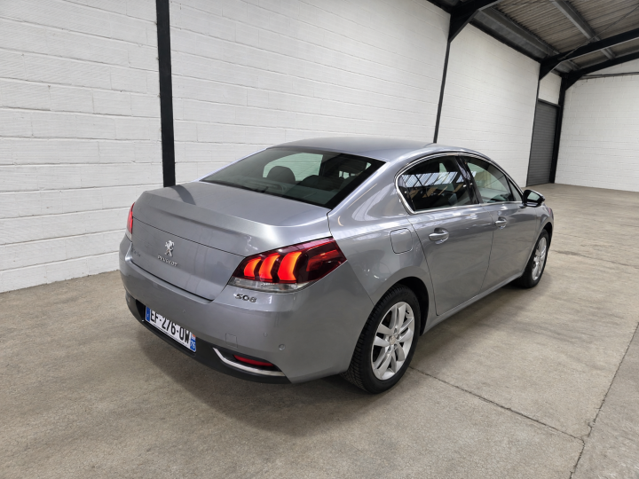 Peugeot 508 dans un garage industriel épuré