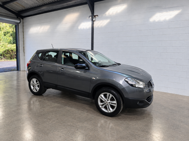 SUV gris métallisé dans un garage industriel